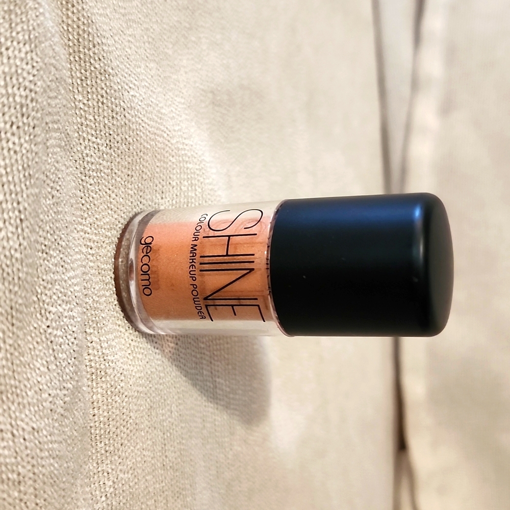 New SHINE colour makeup powder